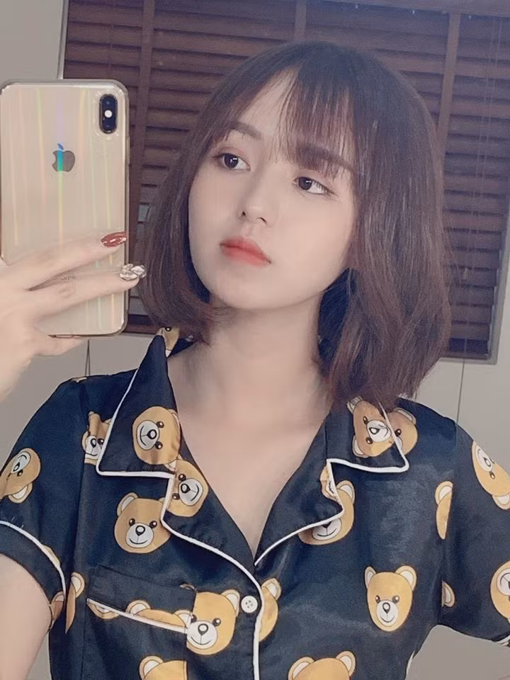 Vốn là một nữ sinh IT xinh đẹp lại là "bông hoa lạ" giữa một “rừng” các bạn nam trong lớp Công nghệ thông tin, Hồng Hạnh luôn nhận được sự ưu ái, giúp đỡ từ các bạn.