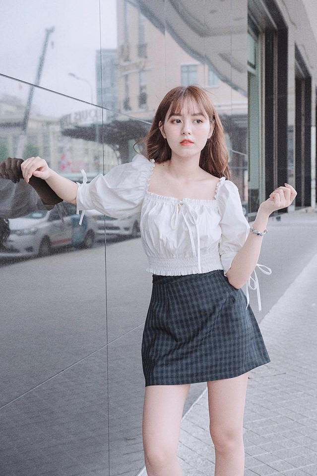 Như đã biết, công nghệ thông tin vốn là thế mạnh của các nam sinh vì vậy, thân nữ nhi như Hồng Hạnh cũng từng khá chật vật, vất vả với các môn học của ngành này. Nhưng nhờ có quyết tâm và sự giúp đỡ của các bạn nam, cô nữ sinh xinh đẹp này đã vượt qua được những bài test của môn học.