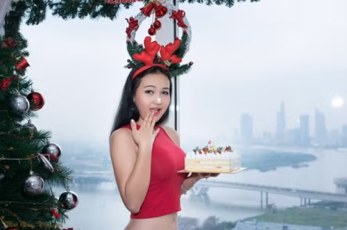 Nhân dịp Noel, Linda cũng gửi lời nhắn nhủ: "Mình muốn gửi lời chúc Giáng sinh đến ông bà, bố mẹ, cả gia đình và tất cả các bạn một mùa Giáng sinh an lành và ấm áp, mọi người trong gia đình luôn chan hòa tình yêu thương". Ảnh: Minh Quang Photography.