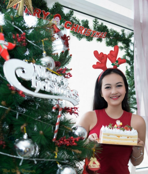 Mặc dù không còn "ở trần" như bộ ảnh "nữ thổ dân" nhưng Hứa Phạm Linda vẫn thể hiện được vẻ quyến rũ bằng chiếc áo khoét tay màu đỏ và chiếc quần khá ngắn. Sau khi tung bộ ảnh đón Giáng sinh có phần kín đáo hơn thì Hứa Phạm Linda đã nhận được rất nhiều lời khen tích cực từ cộng đồng mạng cho sự thay đổi này. Ảnh: Minh Quang Photography.