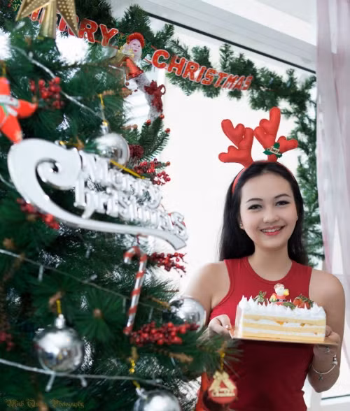 Mặc dù không còn "ở trần" như bộ ảnh "nữ thổ dân" nhưng Hứa Phạm Linda vẫn thể hiện được vẻ quyến rũ bằng chiếc áo khoét tay màu đỏ và chiếc quần khá ngắn. Sau khi tung bộ ảnh đón Giáng sinh có phần kín đáo hơn thì Hứa Phạm Linda đã nhận được rất nhiều lời khen tích cực từ cộng đồng mạng cho sự thay đổi này. Ảnh: Minh Quang Photography.