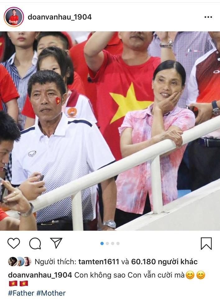 Còn cầu thủ đội tuyển Việt Nam - Đoàn Văn Hậu lại bồi hồi chia sẻ những bức ảnh về người mẹ của mình xuất hiện trên SVĐ Mỹ Đình với dòng chia sẻ: "Con không sao, con vẫn cười mà".