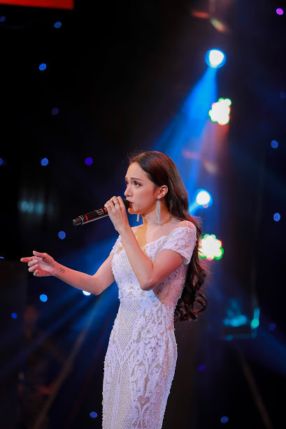 Trong sự kiện Gala kỷ niệm 5 năm ngày phát sóng của kênh truyền hình QPVN, Hương Giang Idol cũng mang những tiếng hát của mình để chúc mừng kênh truyền hình của Quân đội này.