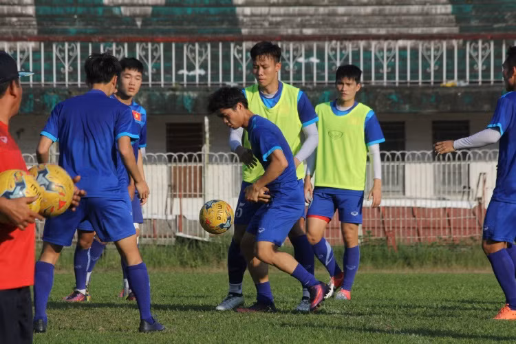 Trên môi của cầu thủ Việt Nam luôn nở nụ cười khi bước ra sân.