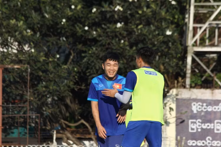 Vào hồi 18h00 (giờ địa phương) ĐTQG Việt Nam chính thức bước vào trận đấu đầu tiên tại AFF Cup 2016 với đội chủ nhà Myanmar.