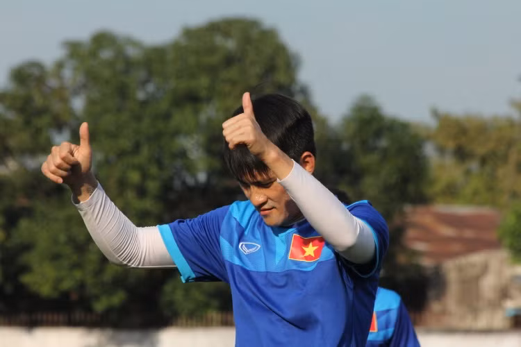 Đội trưởng Công Vinh tỏ ra thấm mệt sau màn tập dưới nắng nóng hơn 35 độ C tại Yangon.