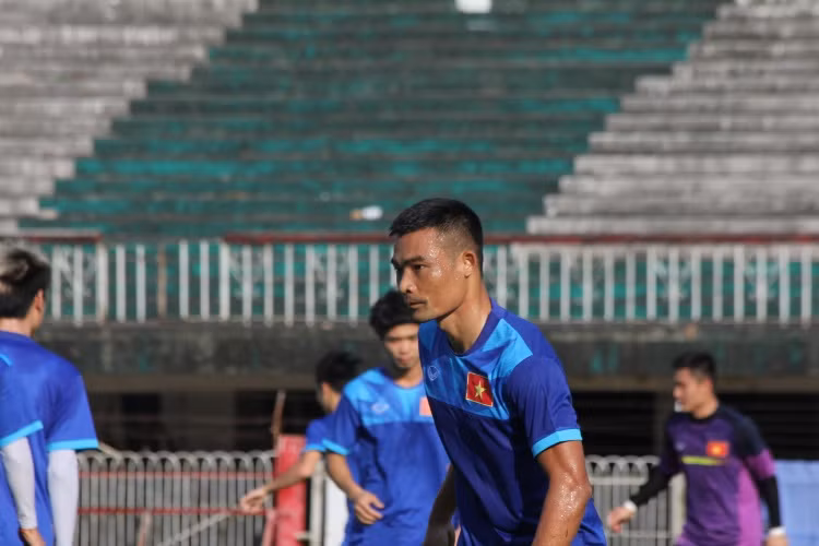 Sau đó, các cầu thủ ĐT Việt Nam tiếp tục thực hiện những màn chuyền bóng dài qua lại từ hai biên. Bài tập này giúp các cầu thủ có thể tìm lại cảm giác chuyền bóng, một kỹ năng rất cần với lối chơi bóng nhỏ mà HLV xứ Nghệ đang áp dụng cho các học trò.