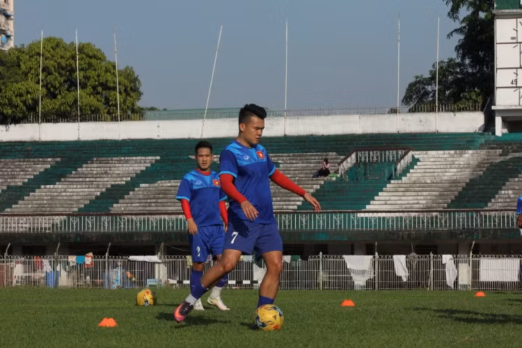 Mở đầu buổi tập, HLV Hữu Thắng đã cho các cầu thủ ĐT Việt Nam khởi động nhẹ với màn chạy thả lòng vòng quanh sân tập. Sau đó, ông chia đội thành các nhóm nhỏ thực hiện màn đá ma ít chạm.
