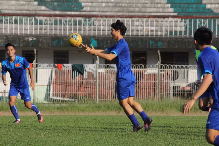 Tiếp đó, HLV Hữu Thắng lại tiếp tục chia lại quân và cho các cầu thủ chơi bóng ném và kết thúc bằng màn dứt điểm bằng đầu để ghi điểm.