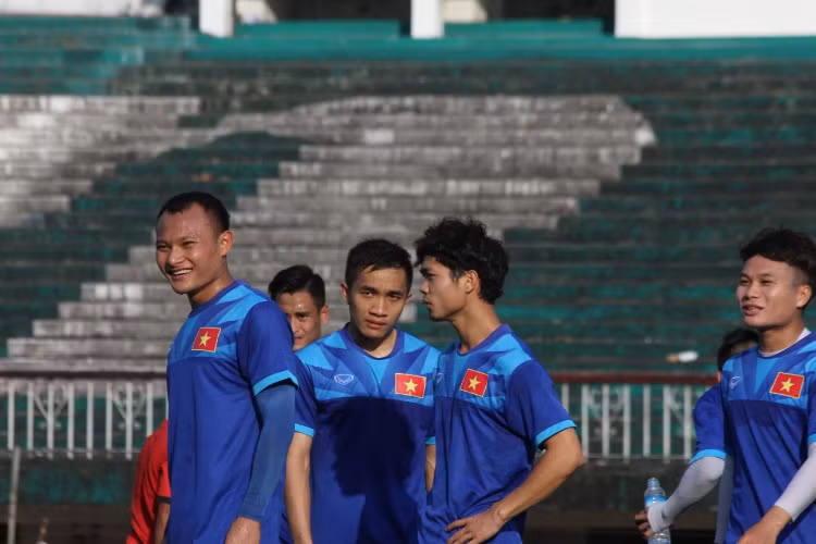 Dù mất khá nhiều sức và mồ hôi nhưng các cầu thủ Việt Nam vẫn tỏ ra khá vui vẻ.