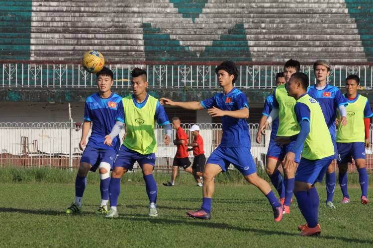 Các cầu thủ ĐT Việt Nam tỏ ra rất hào hứng với bài tập lạ mắt của HLV Hữu Thắng và không thiếu những tiếng cười trong màn chơi "bóng rổ".