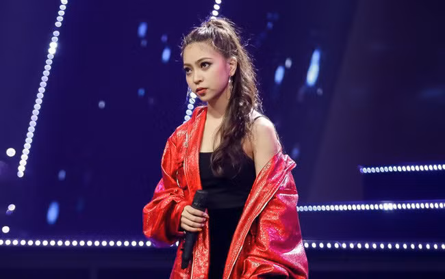 Bạn gái Quang Hải từng tham gia cuộc thi The Debut. Các tiết mục mà Nhật Lê mang đi thi đều vấp phải nhiều tranh cãi của các giám khảo.