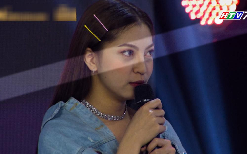 Chưa dừng lại ở đó, người yêu tuyển thủ Quang Hải còn có thái độ không được mấy hay ho khi giao lưu cùng với đàn chị là hot girl Sam.