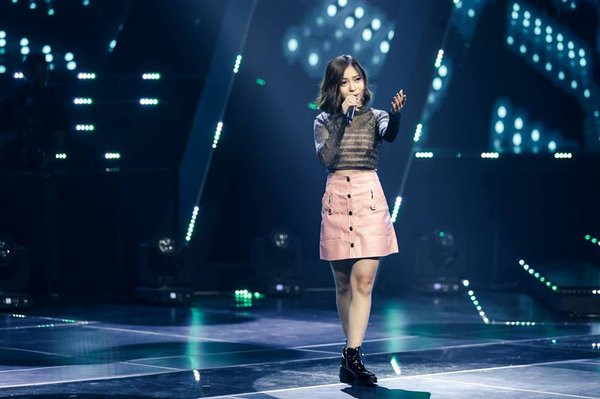 Cách thể hiện của Nhật Lê cũng bị đánh giá là không có màu sắc và khó tạo ra đột biến trên sân khấu.