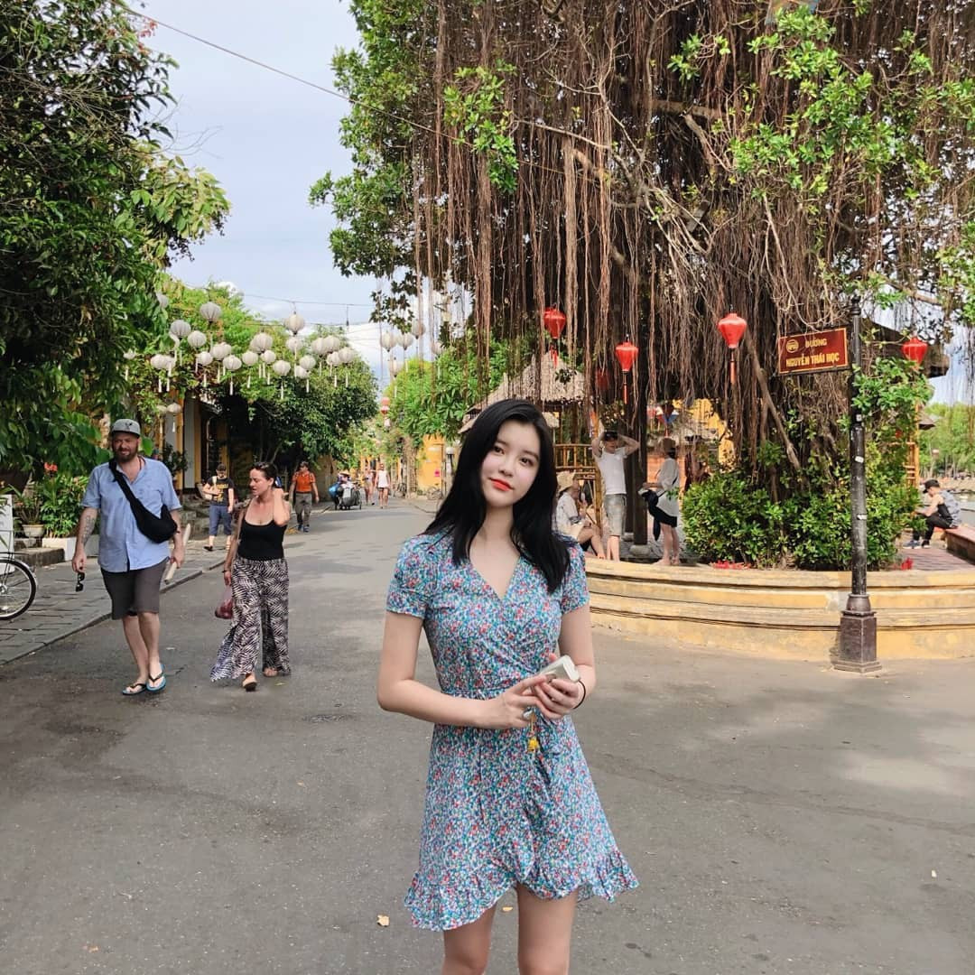 Diện những bộ váy nhẹ nhàng, ôm cơ thể, mỹ nhân này khoe được làn da trắng ngần và khuôn mặt xinh như búp bê nổi bật giữa thắng cảnh Hội An.