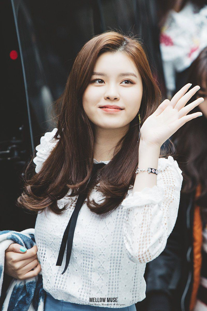 Trên hình, Soyee không quá nổi bật và bị các thành viên khác của Gugudan lấn át nhưng khi xuất hiện 1 mình, cô nàng này lại khiến nhiều người "lụi tim".