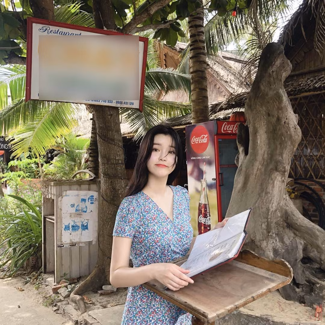 Không sở hữu mặt Vlive nhưng Soyee lại "đốn tim" fan bởi vẻ đẹp trong trẻo, đáng yêu và đầy nữ tính. Nhiều fan nữ còn phải kêu lên rằng: Đúng là nữ thần nhìn còn thấy thích.