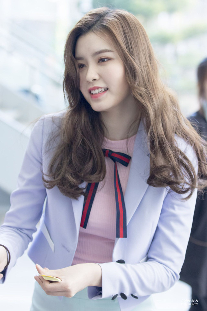 Vóc dáng thon gọn, vừa vặn của Sohee được chiếc váy nữ tính tôn lên, khiến dân tình phát cuồng.