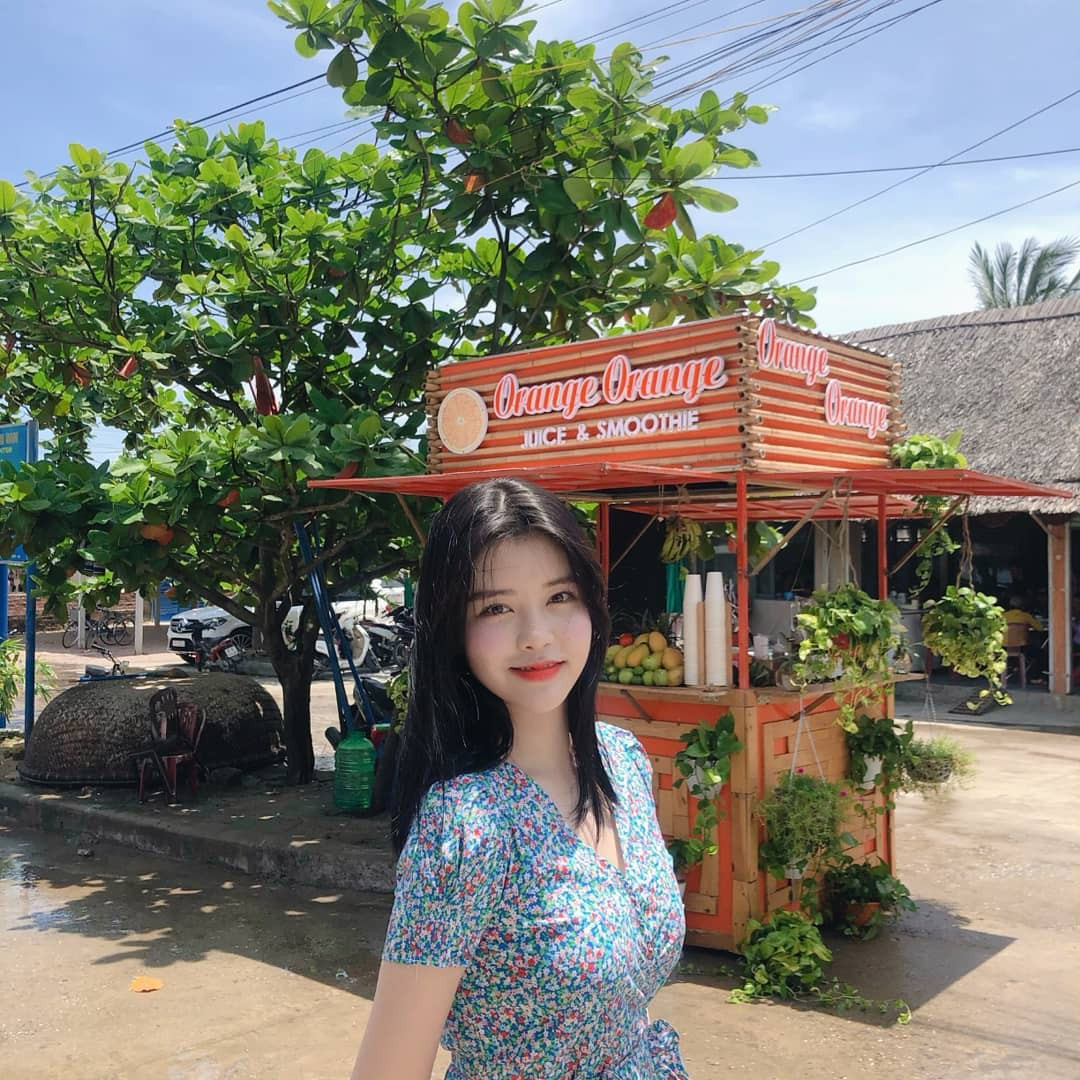 Soyee đã khiến mạng xã hội Việt xôn xao và nhanh chóng trở thành nhân vật chiếm spotlight ngày hôm nay nhờ đăng loạt ảnh vi vu Hội An, biển An Bàng.