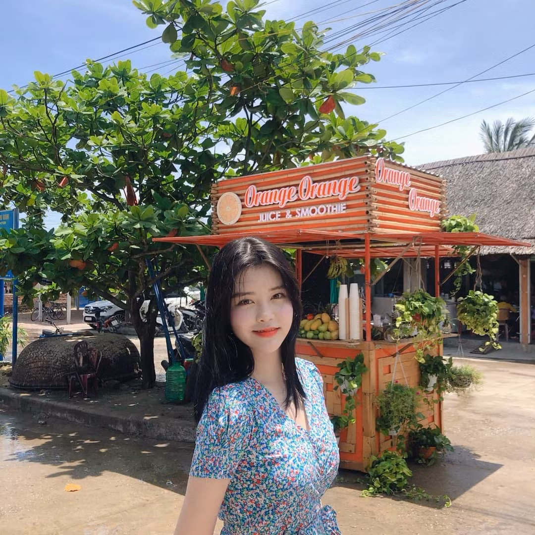 Soyee đã khiến mạng xã hội Việt xôn xao và nhanh chóng trở thành nhân vật chiếm spotlight ngày hôm nay nhờ đăng loạt ảnh vi vu Hội An, biển An Bàng.