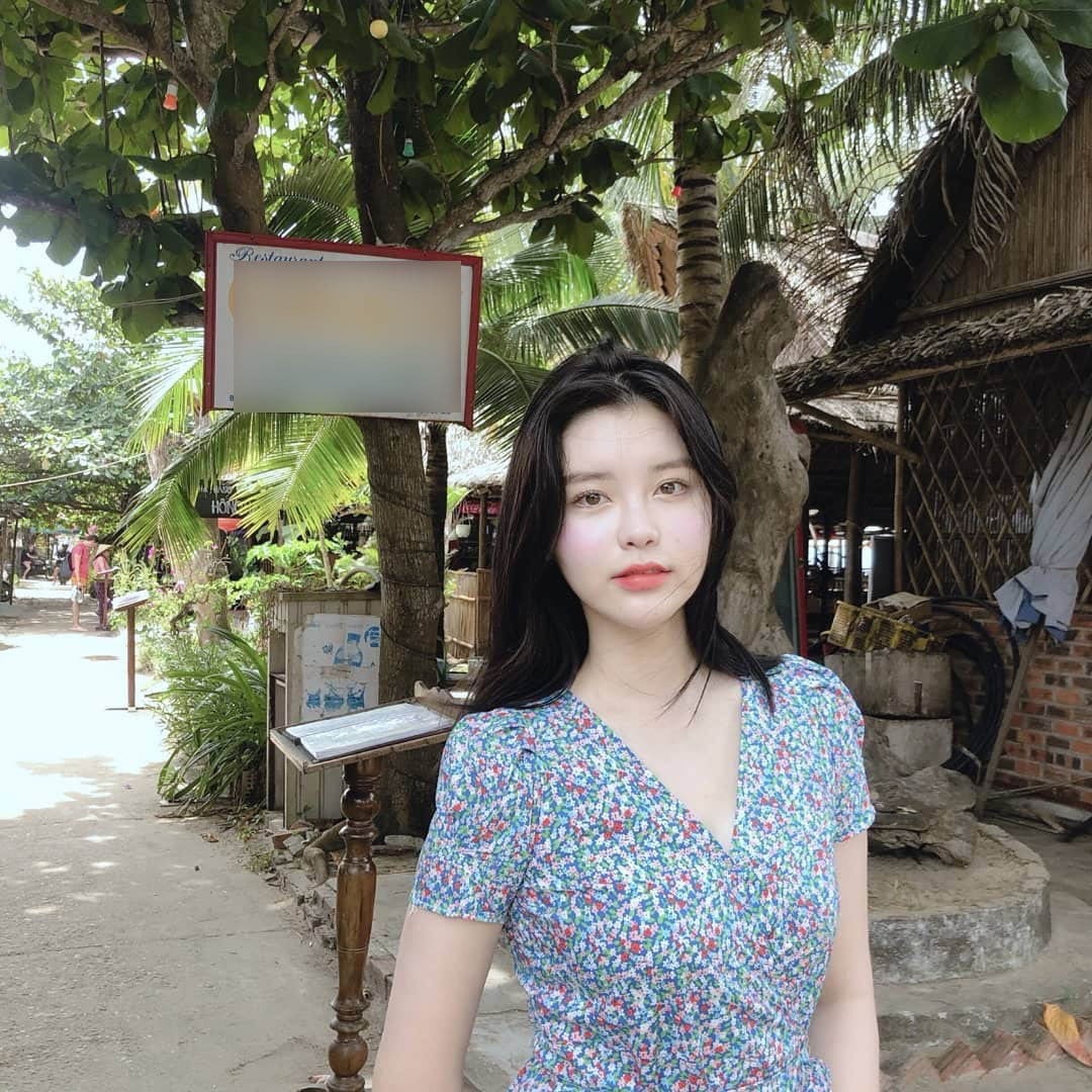 Nhìn thấy loạt ảnh xinh xắn mê hồn của Soyee, "người qua đường" hay fangirl cũng phải chậm lại một phút để ngắm nghía.