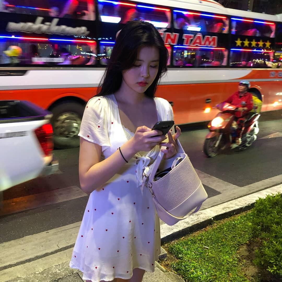 Chỉ là bức ảnh chụp đường phố bình thường nhưng nhìn nữ thần showbiz Hàn Quốc cũng có nhan sắc hơn người.