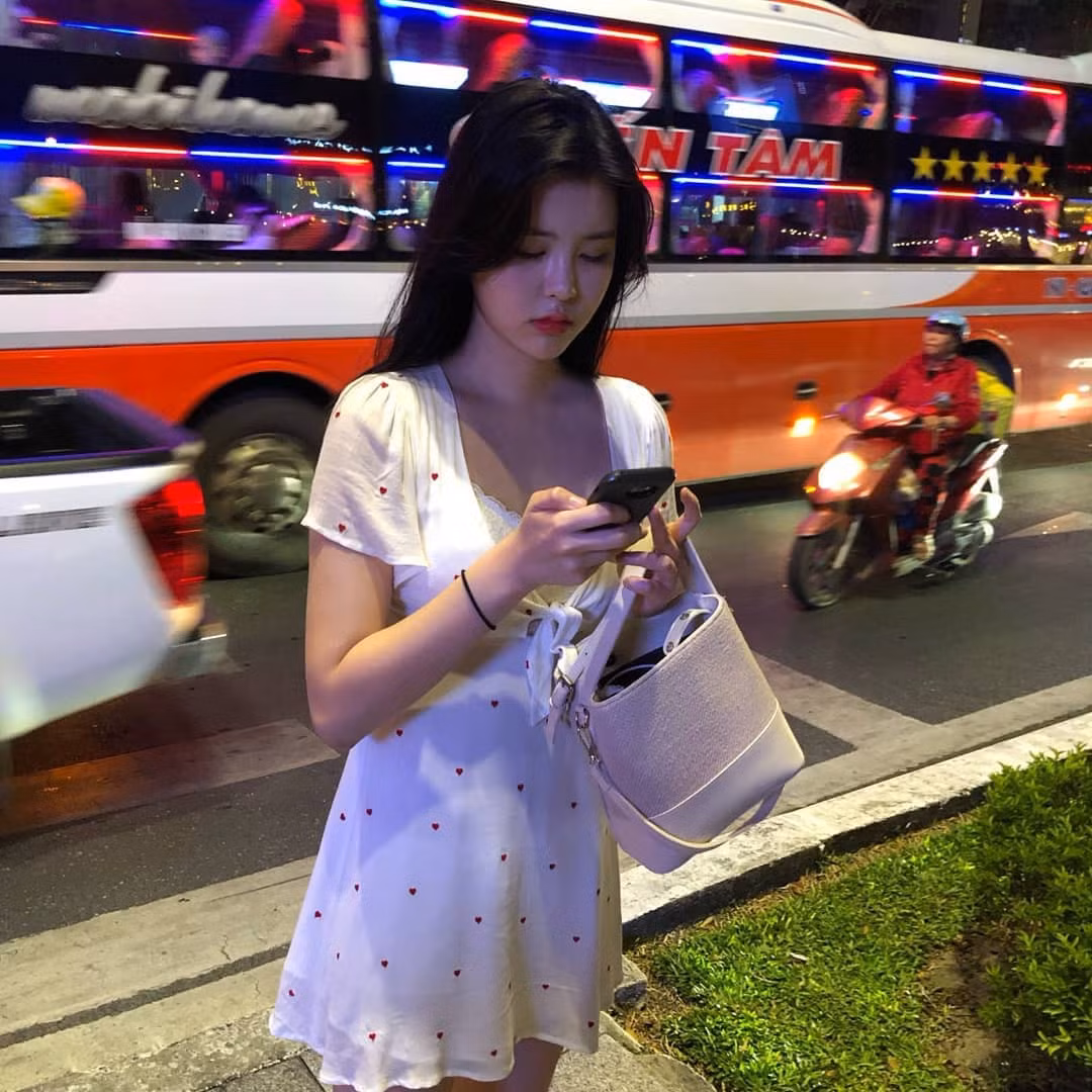 Chỉ là bức ảnh chụp đường phố bình thường nhưng nhìn nữ thần showbiz Hàn Quốc cũng có nhan sắc hơn người.