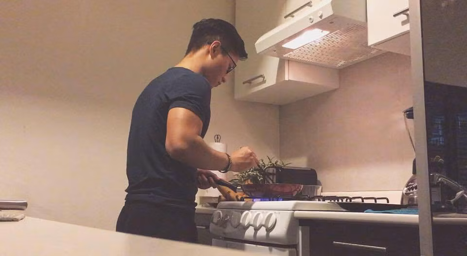 Bắt đầu cuộc sống của 1 du học sinh từ năm 15 tuổi và đến năm 17 tuổi Chung Thành bắt đầu sống độc lập về cả tài chính lẫn học tập. Thời gian đầu, chuyện khó nhất với cậu bạn 9X này đó là cân bằng giữa thời gian học tập và kiếm tiền.