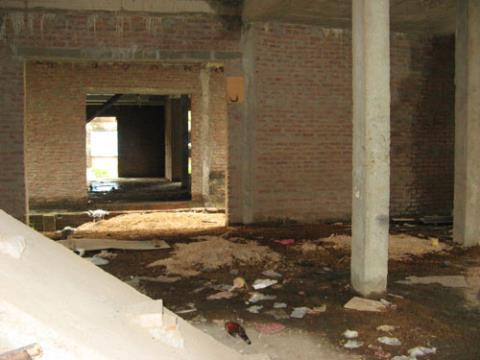 Khảo sát của PV, những người dân lao động không có nhà ở đã đến “chiếm tạm” những căn biệt thự triệu đô này rồi quây những tấm tôn xung quanh để ở, kinh doanh trà đá, cơm bụi, rửa xe… qua ngày.