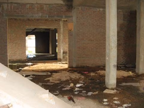 Khảo sát của PV, những người dân lao động không có nhà ở đã đến “chiếm tạm” những căn biệt thự triệu đô này rồi quây những tấm tôn xung quanh để ở, kinh doanh trà đá, cơm bụi, rửa xe… qua ngày.