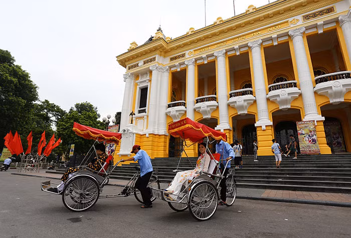 Nhà hát lớn là một trong những biểu tượng của Hà Nội, một địa chỉ du khách không thể bỏ qua khi ghé thăm Thủ đô của Việt Nam.