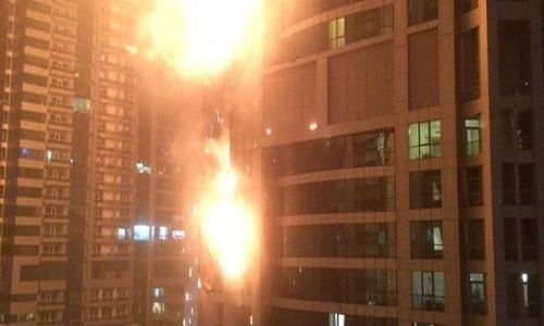 Một phóng viên ảnh đã thoát chết nhờ buộc mình vào chiếc máy lau cửa sổ ở tầng 48 tòa nhà bị cháy ở Dubai - Ảnh: AP