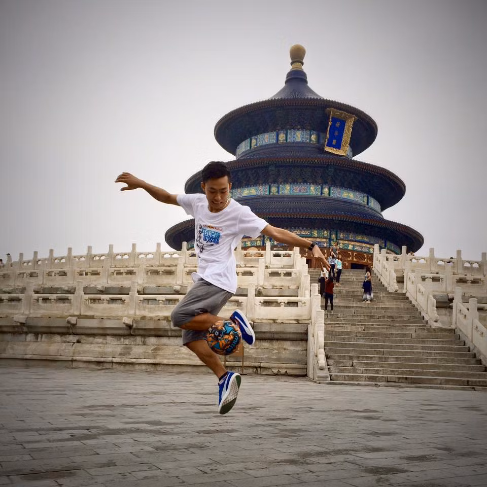 Để đạt được thành công như hiện nay, anh chàng 8X đẹp trai Thanh Tùng phải từ bỏ công việc giảng dạy dựng phim tại trường FPT Arena và theo đuổi đam mê tâng bóng nghệ thuật.