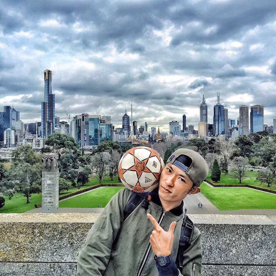 Không chỉ biết kết hợp các động tác bóng đá nghệ thuật đơn thuần với các môn thể thao biểu diễn khác, Thanh Tùng còn chú trọng vào giai điệu âm nhạc cho phù hợp với màn thể hiện.