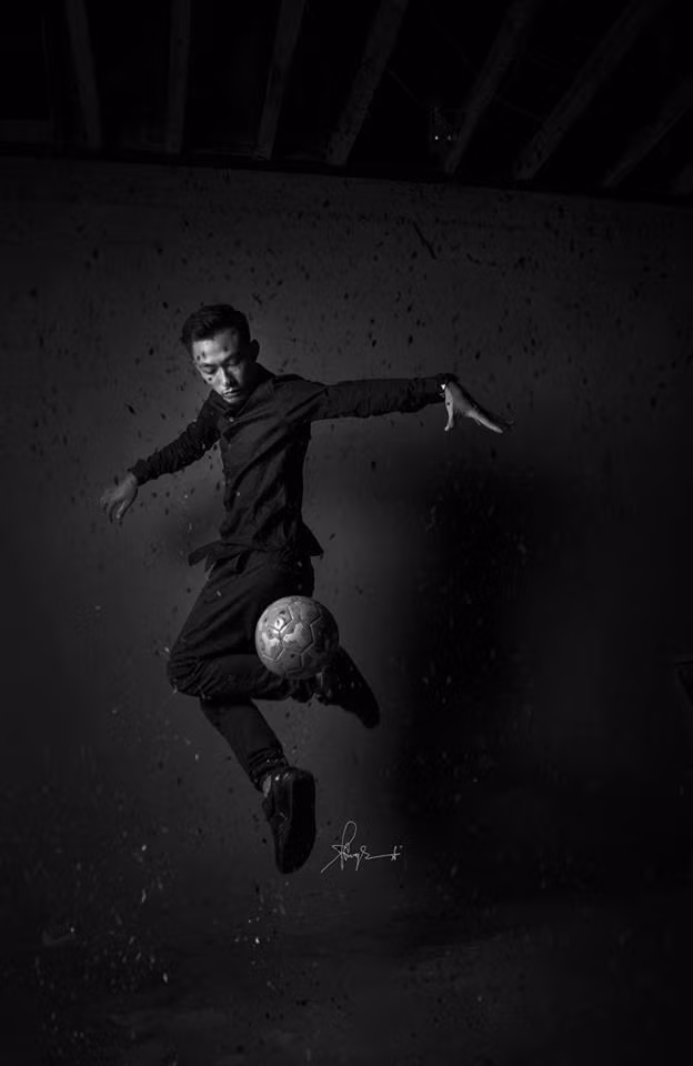 Trai đẹp tâng bóng giỏi sinh năm 1988 từng được tài trợ toàn bộ kinh phí khi được chọn vào CLB tâng bóng nghệ thuật châu Á và tập huấn ở Singapore.