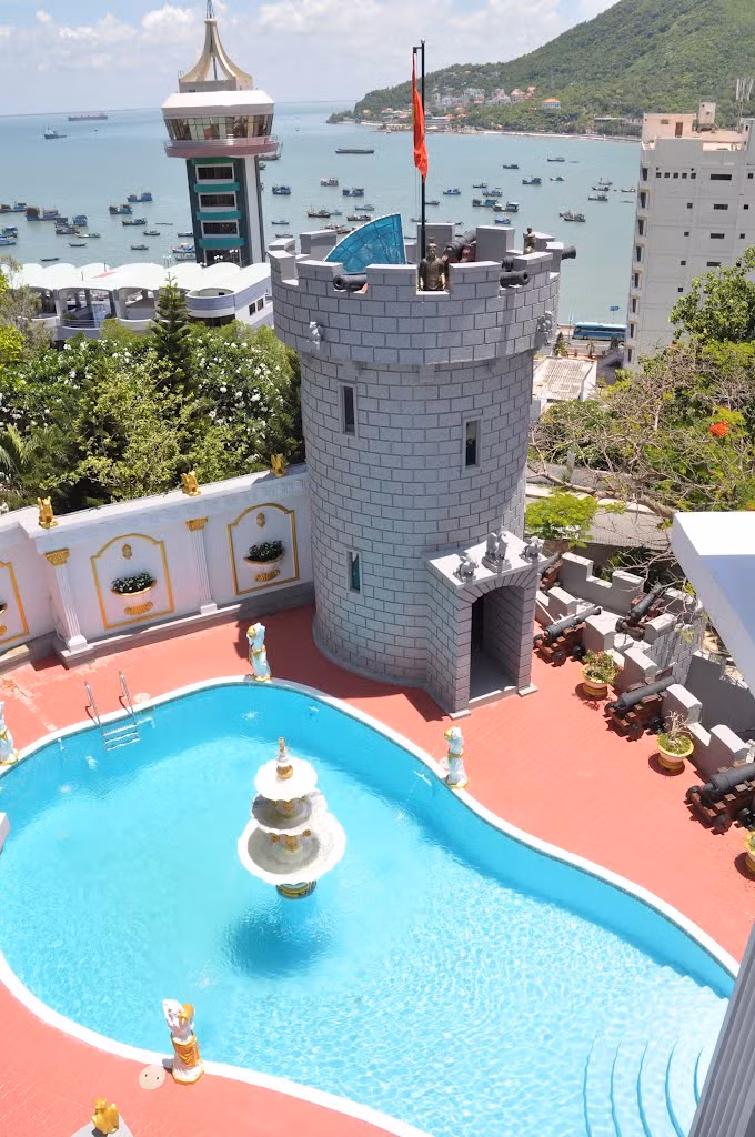 Bảo tàng vũ khí tư nhân lớn nhất Việt Nam do ông Robert Taylor (70 tuổi, quốc tịch Anh) sưu tầm, đầu tư rất kì công và được mở theo tiêu chí để phục vụ mọi người tham quan tìm hiểu, nghiên cứu về lịch sử, văn hóa của các nước trên thế giới, đồng thời góp phần giữ gìn bảo tồn công trình kiến trúc cổ của ngôi biệt thự cổ.