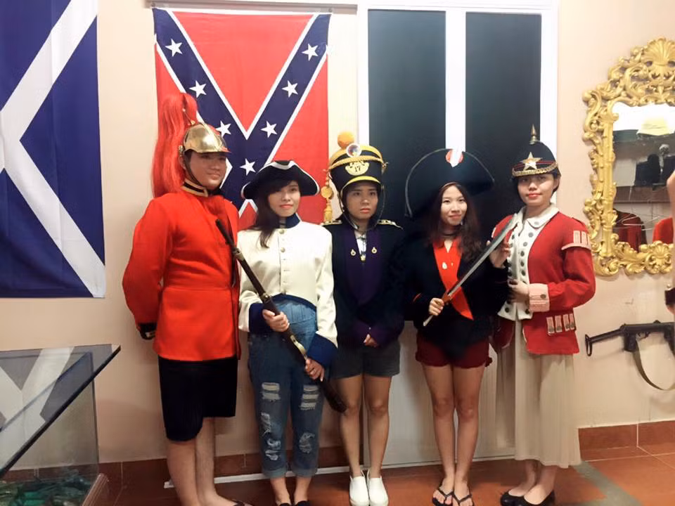 Tại bảo tàng cũng lưu giữ hàng trăm bộ quân phục của các nước châu Âu thế kỷ XVIII, XIX, XX... Năm 2011, Trung tâm sách kỷ lục Việt Nam xác lập bảo tàng vũ khí của ông Robert là Bảo tàng vũ khí cổ tư nhân lớn nhất Việt Nam.