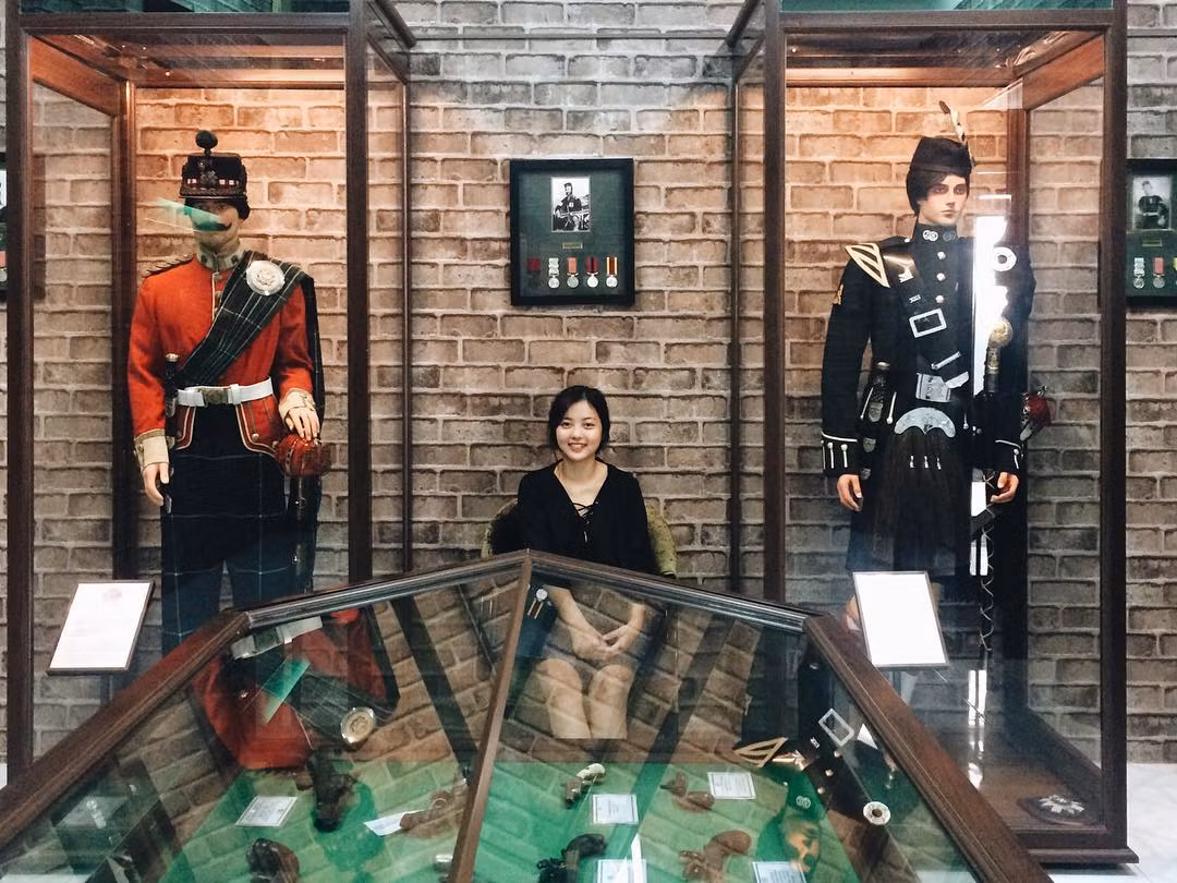 Nằm tại số nhà 98 Trần Hưng Đạo, TP Vũng Tàu. Bảo tàng nằm trong một biệt thự sang trọng, nằm trên đồi cao và chỉ cách biển khoảng 50 m.