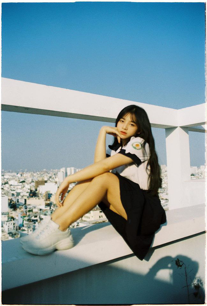 Theo nhiều người nhận xét, mái tóc dài, khuôn mặt thanh tú cùng ánh mắt mơ màng khiến nữ sinh 10X này trông chẳng khác gì một nàng thơ.