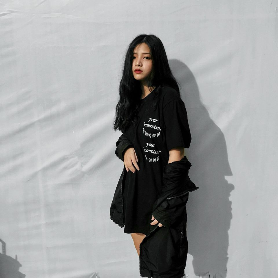 Cô bạn cho biết mình cũng không tập gym hay ăn kiêng để giữ dáng. "Mình may mắn có hình thể cân đối tự nhiên nhưng mà cao 1m60, nặng 51kg nên vẫn thấy hơi béo một chút. Chắc trong thời gian tới mình sẽ tập tành cho gầy lại" Ngọc Quỳnh chia sẻ thêm.