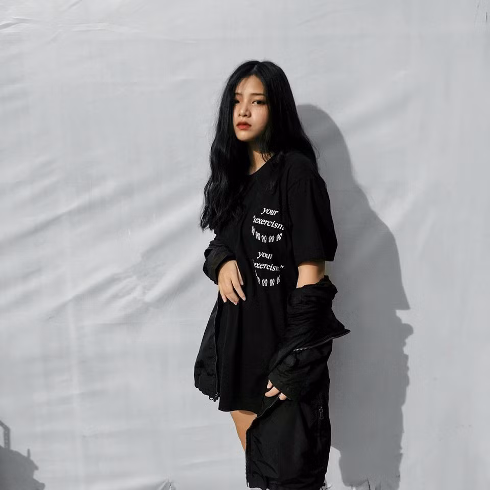 Cô bạn cho biết mình cũng không tập gym hay ăn kiêng để giữ dáng. "Mình may mắn có hình thể cân đối tự nhiên nhưng mà cao 1m60, nặng 51kg nên vẫn thấy hơi béo một chút. Chắc trong thời gian tới mình sẽ tập tành cho gầy lại" Ngọc Quỳnh chia sẻ thêm.