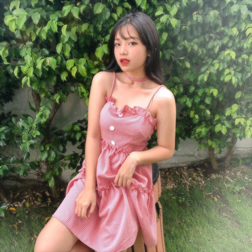 Ngoài việc học, Quỳnh còn tham gia làm mẫu ảnh, đóng phim và "cá kiếm" được một số tiền đủ để tự lo cho bản thân khi mới 18 tuổi.