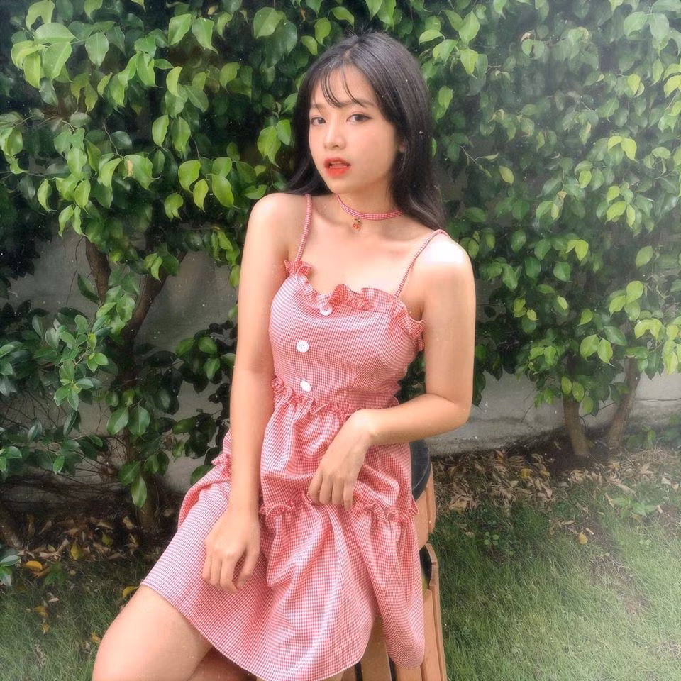 Ngoài việc học, Quỳnh còn tham gia làm mẫu ảnh, đóng phim và "cá kiếm" được một số tiền đủ để tự lo cho bản thân khi mới 18 tuổi.