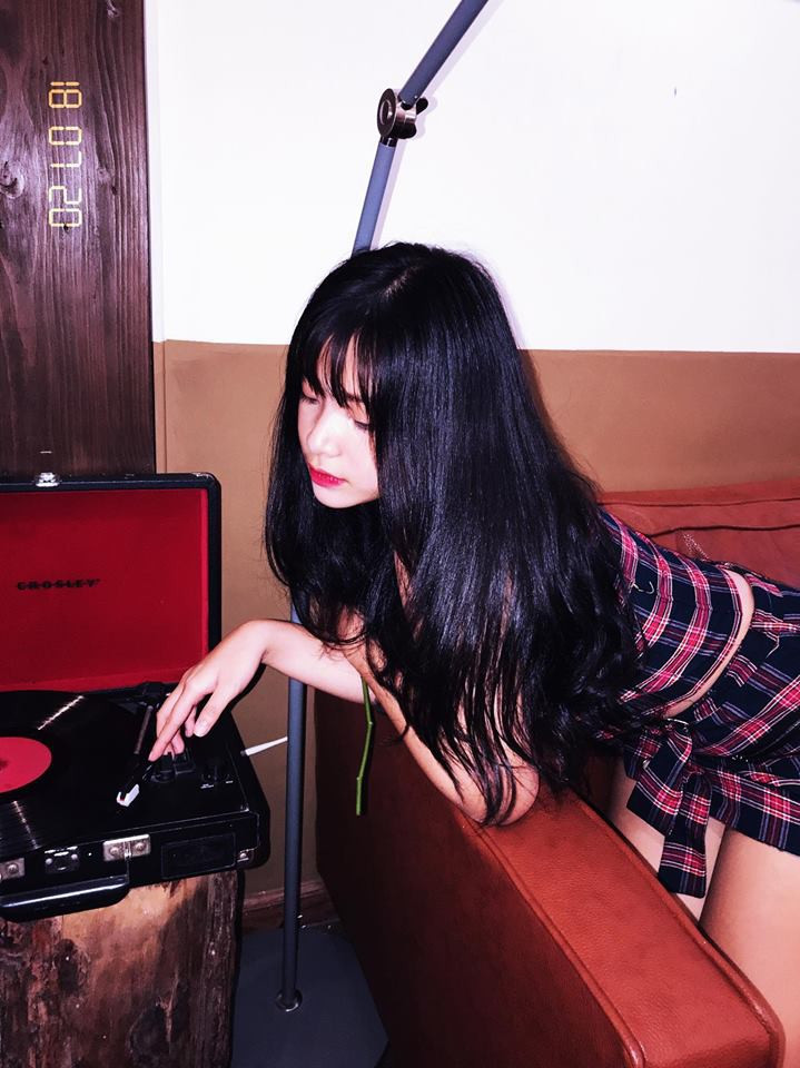 Xinh đẹp là thế nhưng Ngọc Quỳnh cho biết rất ít người thả thính hay tán tỉnh cô bạn. Chia sẻ về việc này nữ sinh 10X Sài thành cho biết: "Chắc mọi người đều nghĩ mình khó hoặc mình có bồ rồi nên ít người quan tâm hay hỏi han mình lắm".,