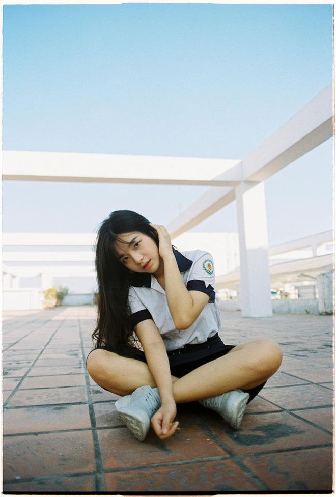 Dù chỉ mặc đồng phục đơn giản nhưng Ngọc Quỳnh vẫn toát lên vẻ xinh xắn với khí chất và thần thái ngời ngời và xứng đáng với biệt danh "nữ thần đồng phục" của mình.