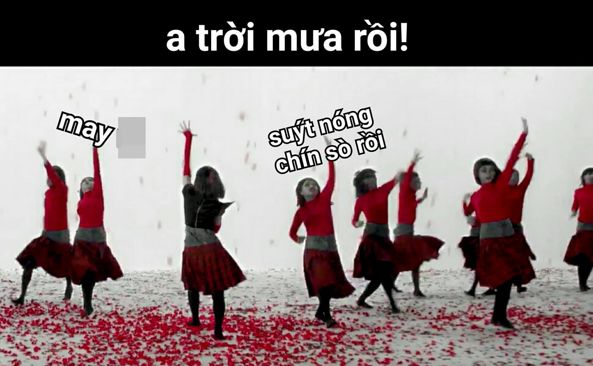 Trời thì nóng, chờ mãi mới được cơn mưa, Chi Pu và vũ đoàn đang tận hưởng sự sung sướng của mình.
