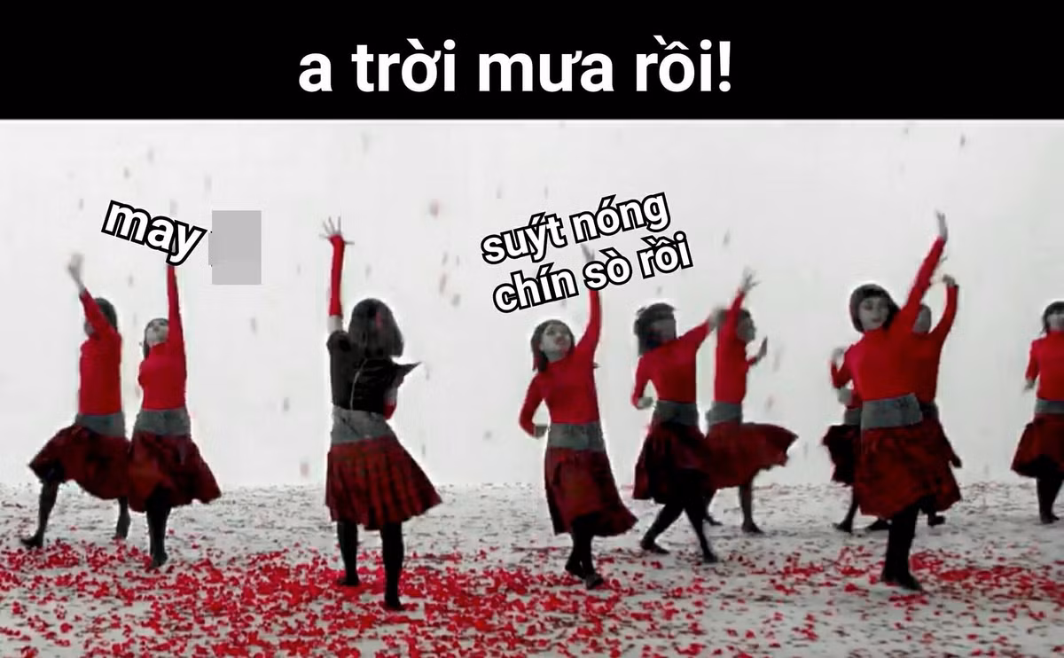 Trời thì nóng, chờ mãi mới được cơn mưa, Chi Pu và vũ đoàn đang tận hưởng sự sung sướng của mình.