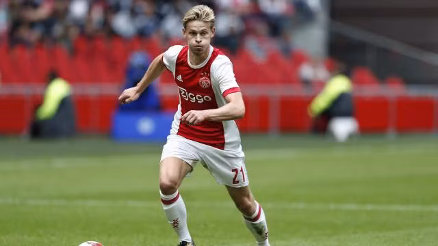 Bayern nhòm ngó sao Ajax, đại gia Anh lo lắng: CLB của Đức Bayern Munich là đội mới nhất nhập cuộc chiêu mộ tiền vệ trung tâm người Hà Lan Frenkie De Jong, mục tiêu theo đuổi của nhiều CLB hàng đầu Ngoại hạng Anh.