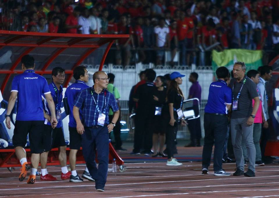 Cuối cùng, HLV Park Hang-seo phá vỡ sự im lặng và phát biểu rằng chính ông Hey phải tự xem xét bản thân mình sau khi có hành vi làm phiền Công Phượng trên sân.