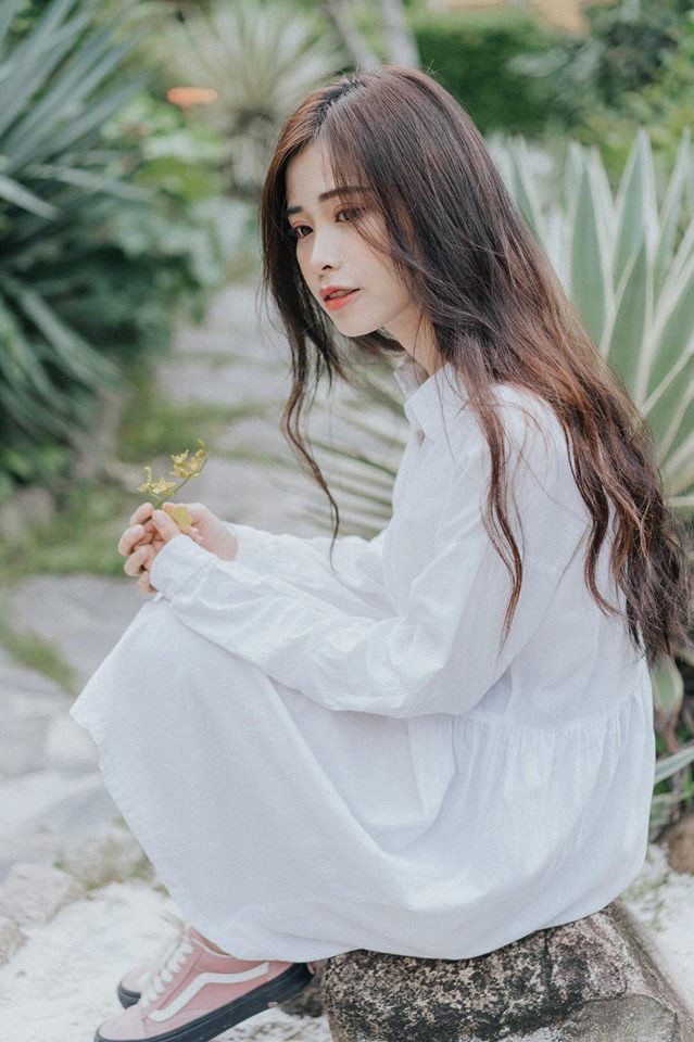 Khăn gói lên đường ra Thủ đô, Phương Dung từng gặp nhiều khó khăn, vất vả vừa học vừa làm để trang trải, phụ giúp cha chuyện học hành của mình. Thời gian sống ngoài Hà Nội, 9X làm đủ nghề như PG, đóng quảng cáo, mẫu ảnh, múa sự kiện. Chính những năm tháng ấy khiến cô bạn này trở nên cứng cáp và trưởng thành hơn.